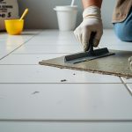 découvrez si poser du carrelage avec du ciment est une astuce économique fiable ou un risque de décollement, avec nos conseils pratiques et avertissements.